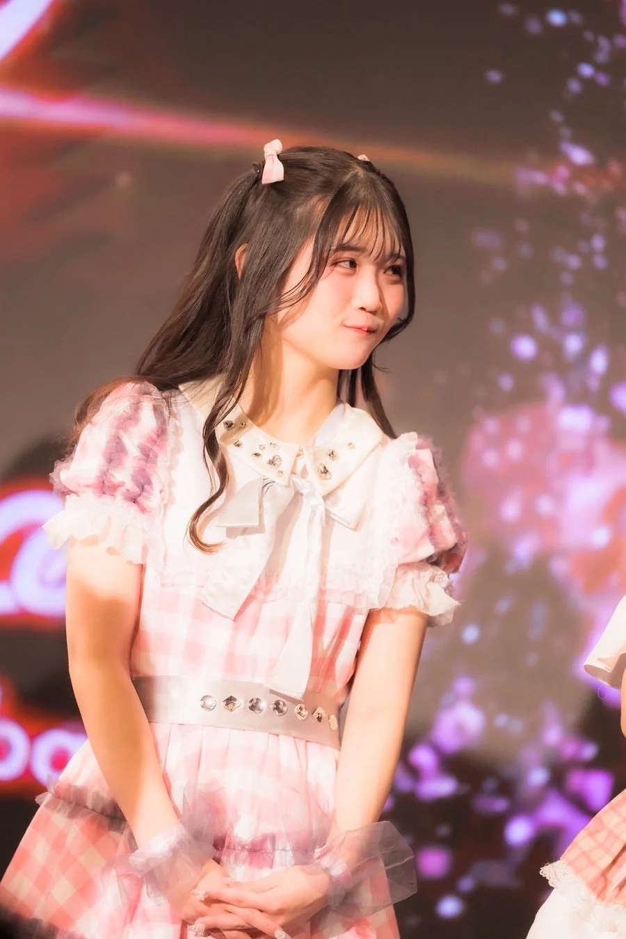 ピンクの衣装でパフォーマンスするメンバー