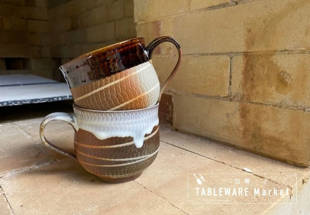 温かみのある陶器のマグカップ