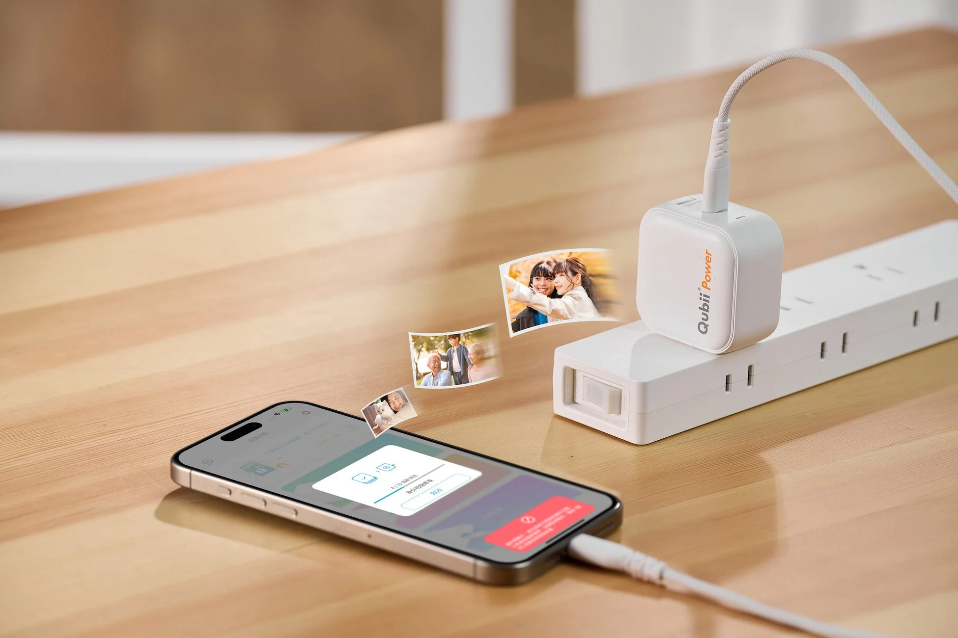 Qubii Powerでスマホを充電し、写真がバックアップされる様子