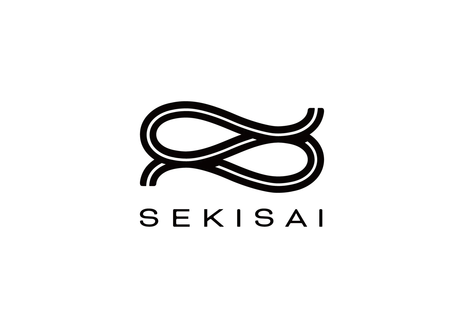 白い背景に「SEKISAI」という文字と抽象的なループ状のロゴ