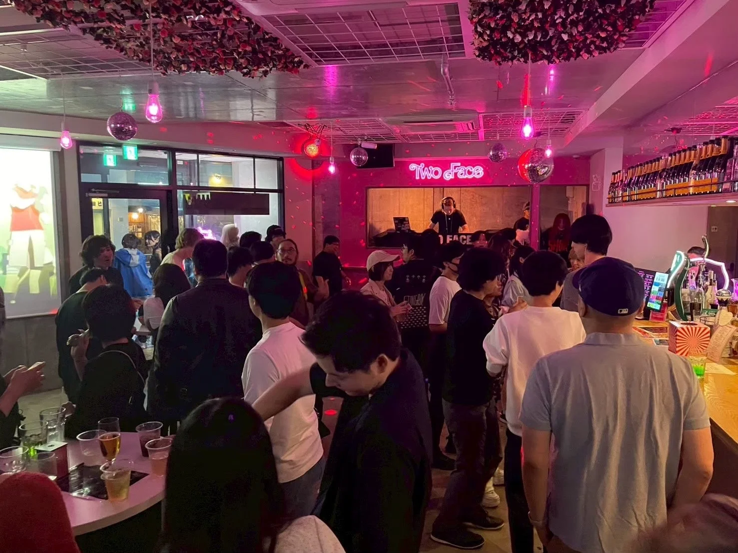ピンクの照明が印象的なイベント会場