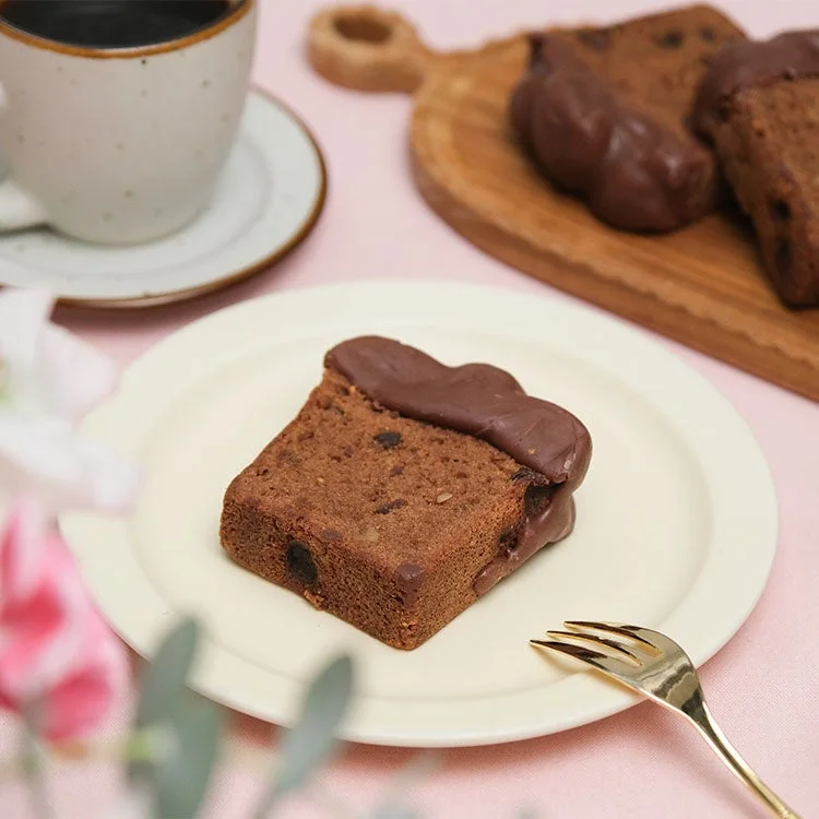 チョコレートがかかったパウンドケーキとコーヒー