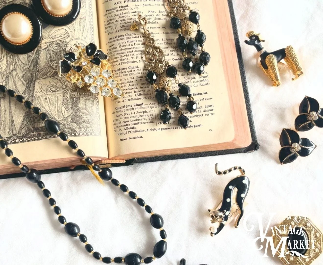 黒、ゴールド、白を基調としたヴィンテージジュエリー
