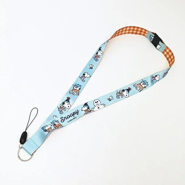 冬の装いのスヌーピーとウッドストックが描かれたネックストラップ
