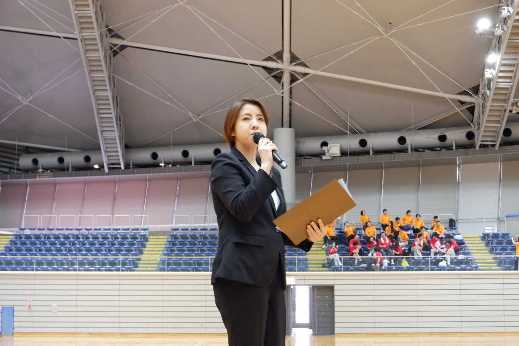 イベントでマイクを持つ司会者