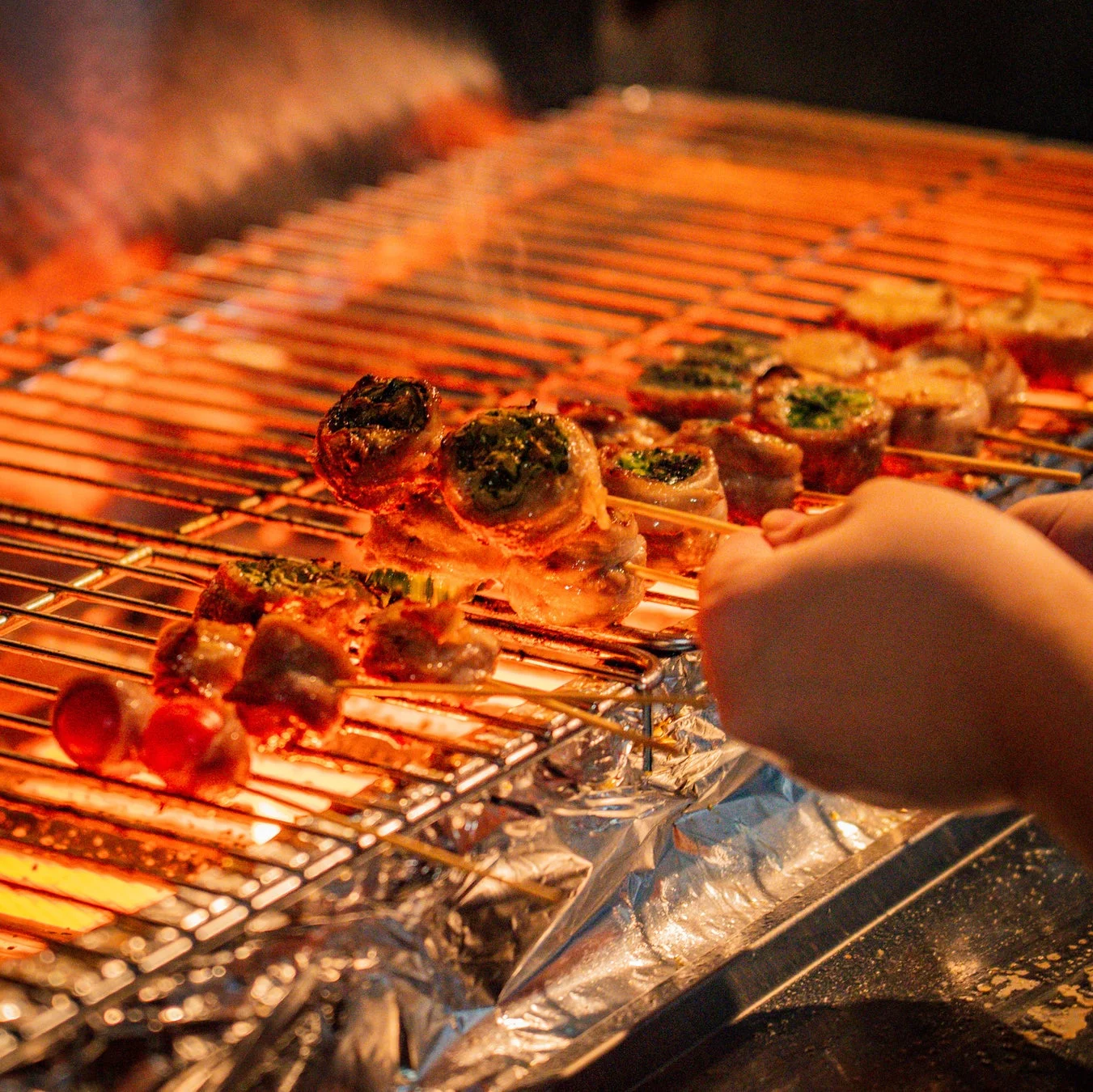 炭火で焼かれる串焼き