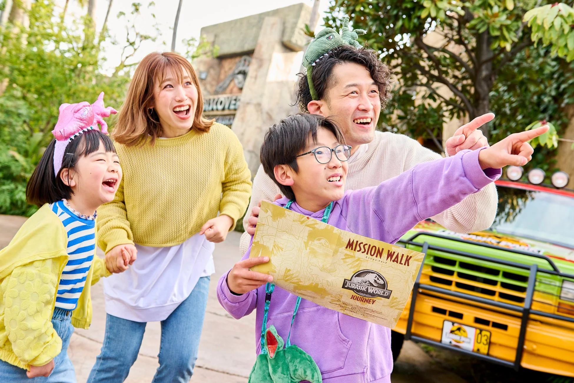 ジュラシック・ワールドをテーマにしたパークで、家族4人が楽しそうにしている様子