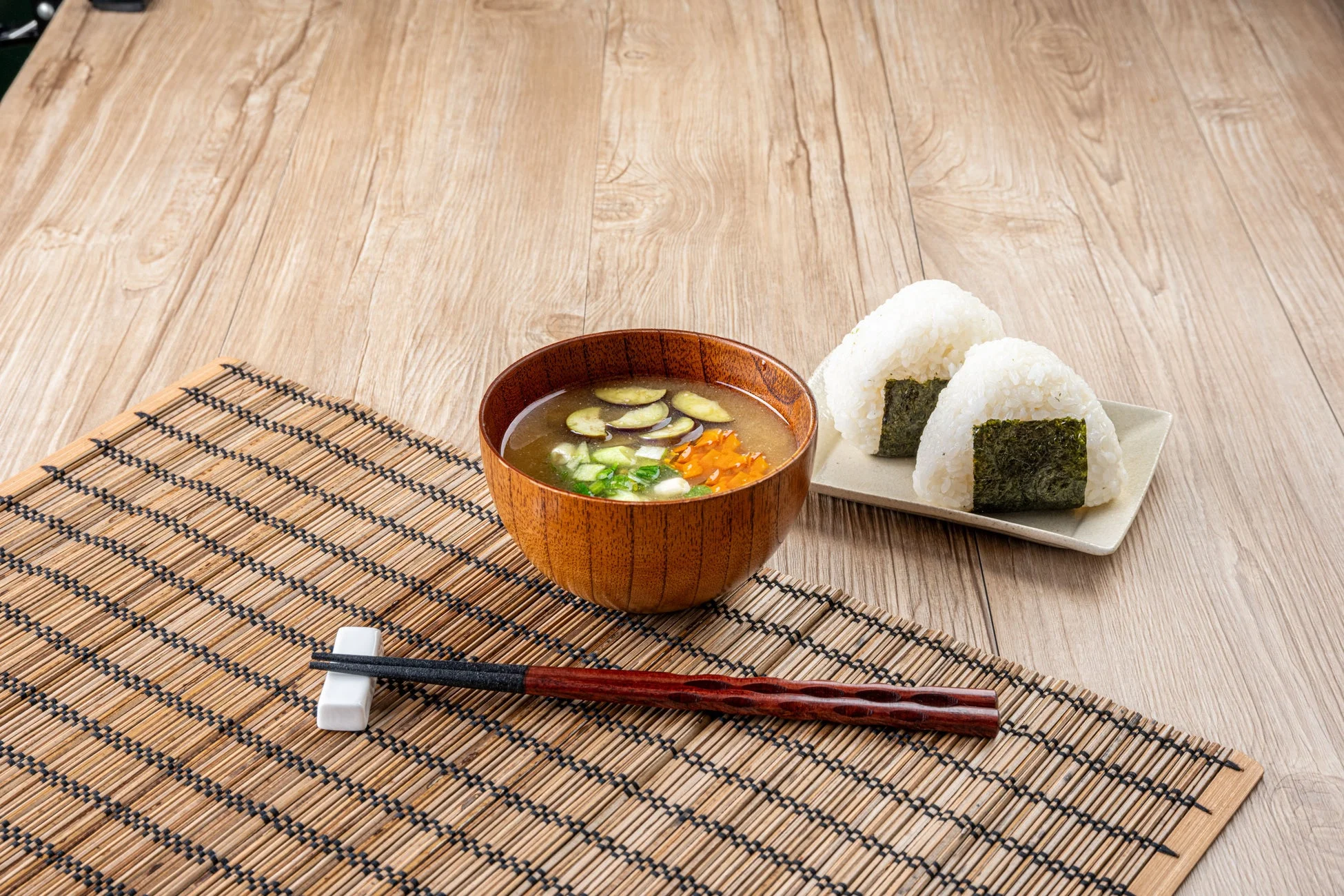 おにぎりと具材が豊富な味噌汁