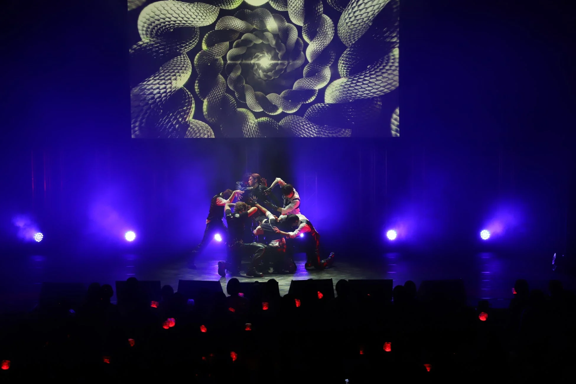 青い照明が照らすステージで躍動的なパフォーマンスを披露するDKB