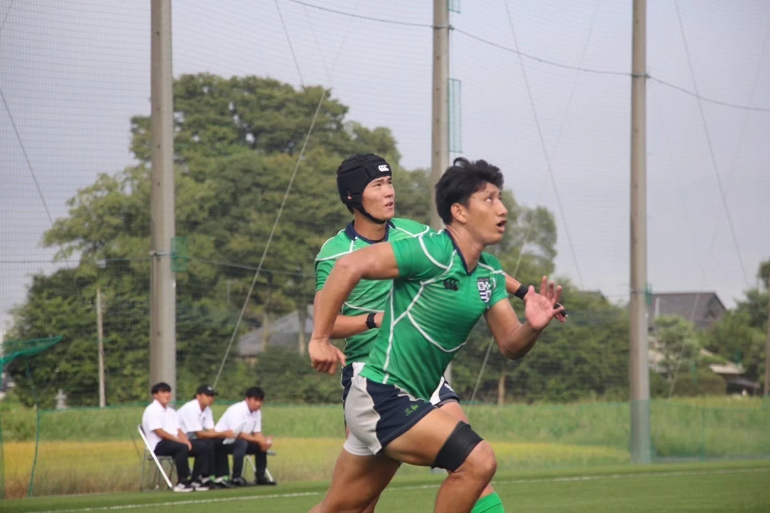 ラグビーフィールドを走る選手たち