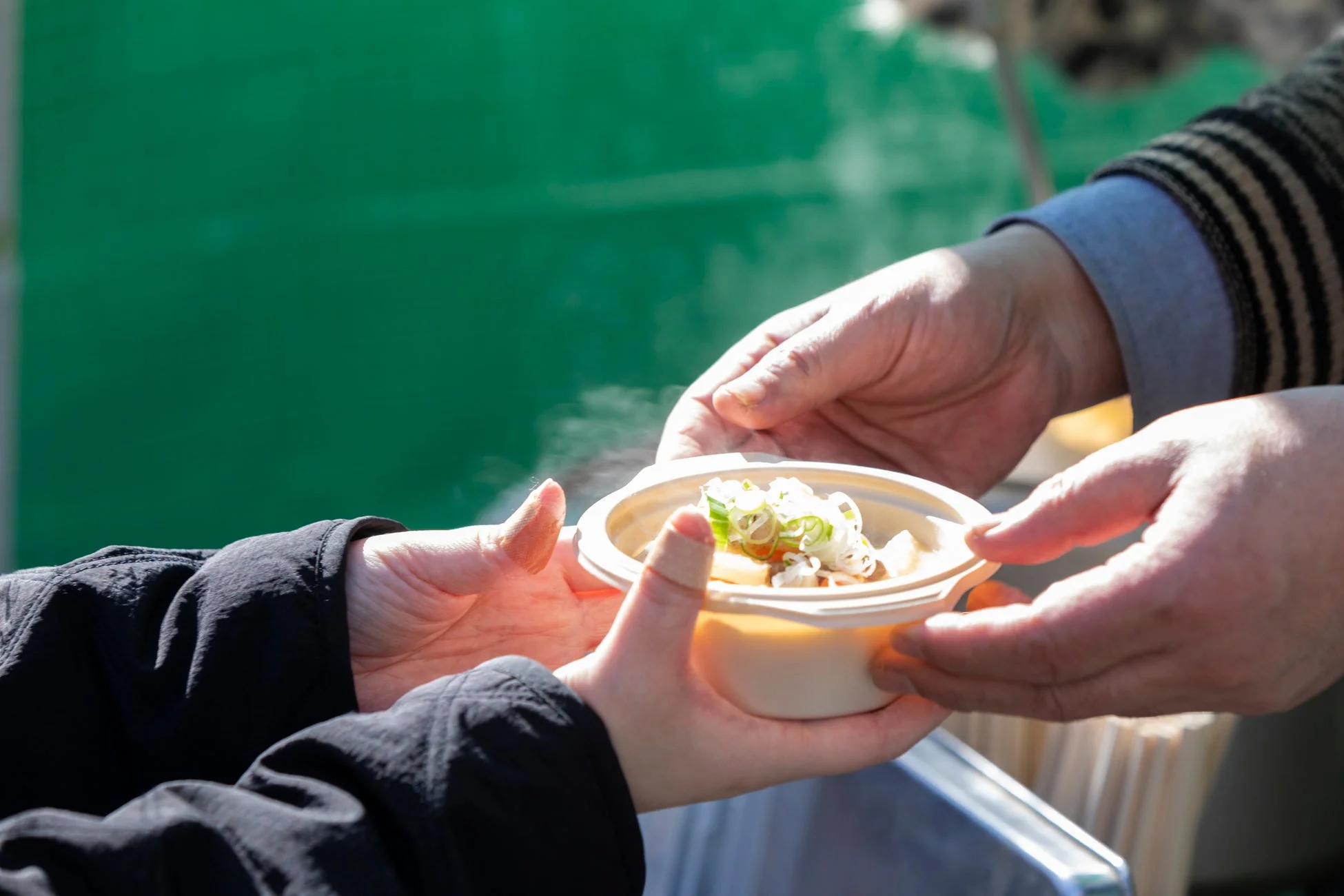 温かい食べ物を交換する手