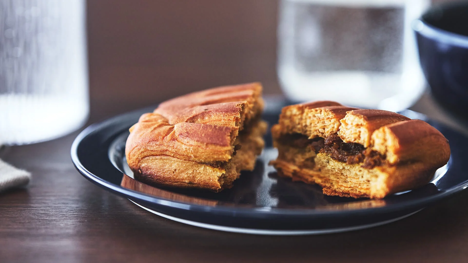 半分にカットされた茶色いパン