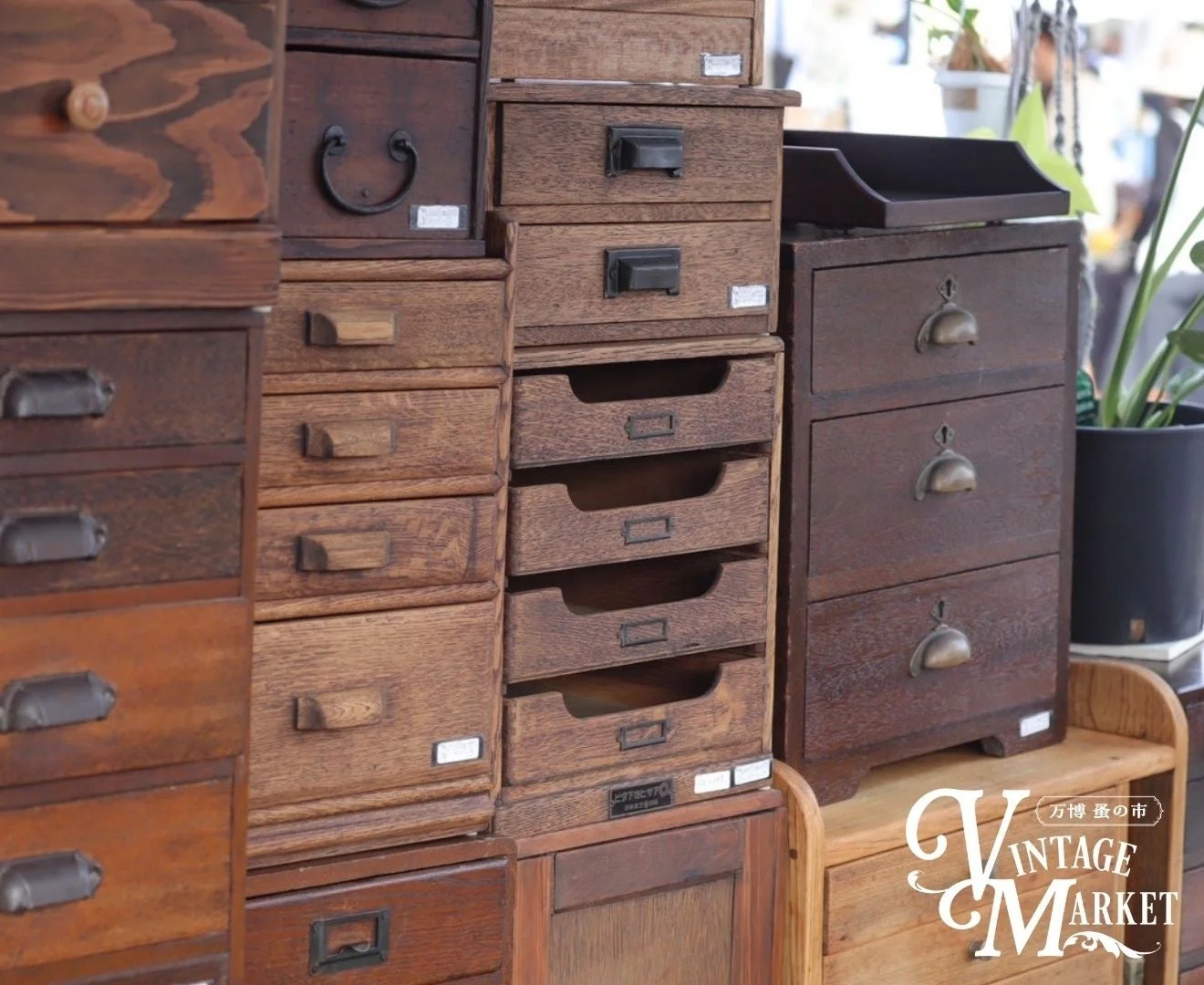 ヴィンテージの木製引き出しや小型キャビネット
