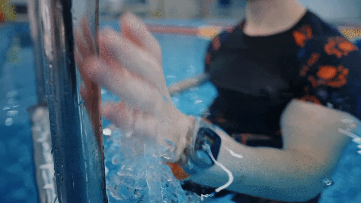 水中でスマートウォッチを装着した腕