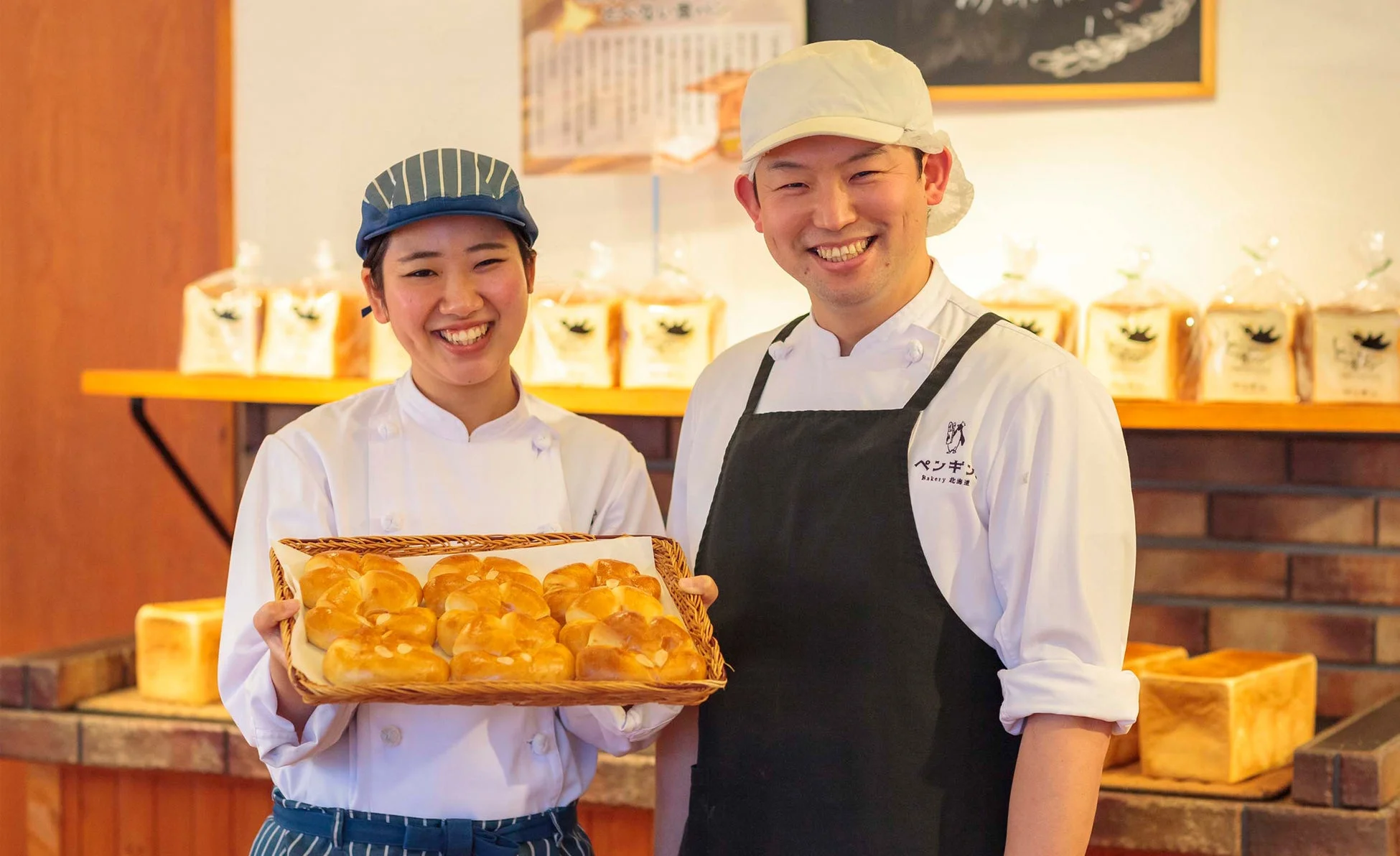 ペンギンベーカリーの店員とパン