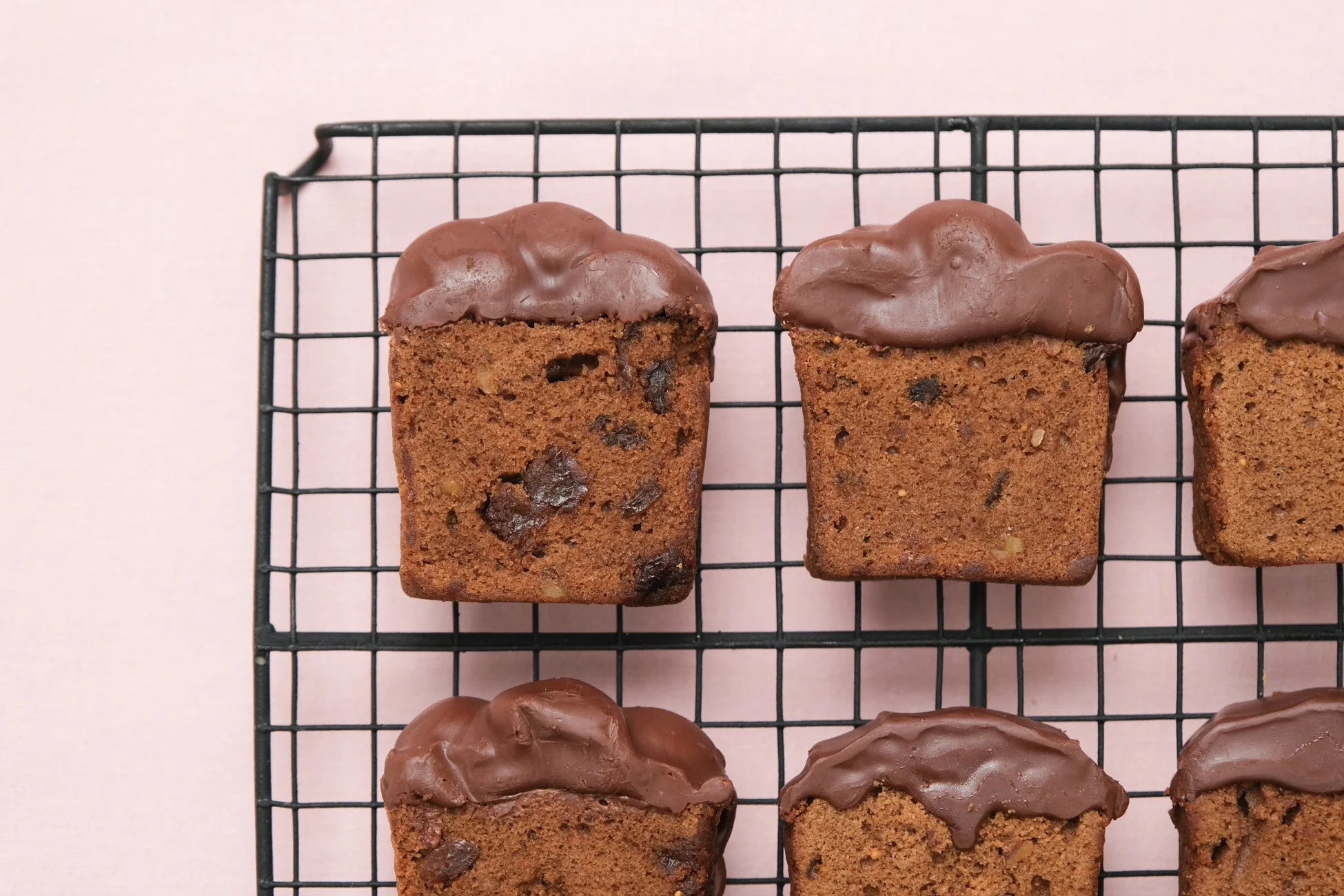 チョコレートがけのしっとりとした焼き菓子