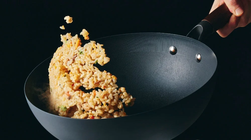 中華鍋で炒飯を調理する様子