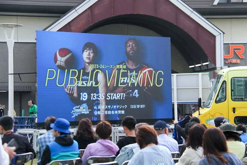 パブリックビューイング、大型スクリーン、観客