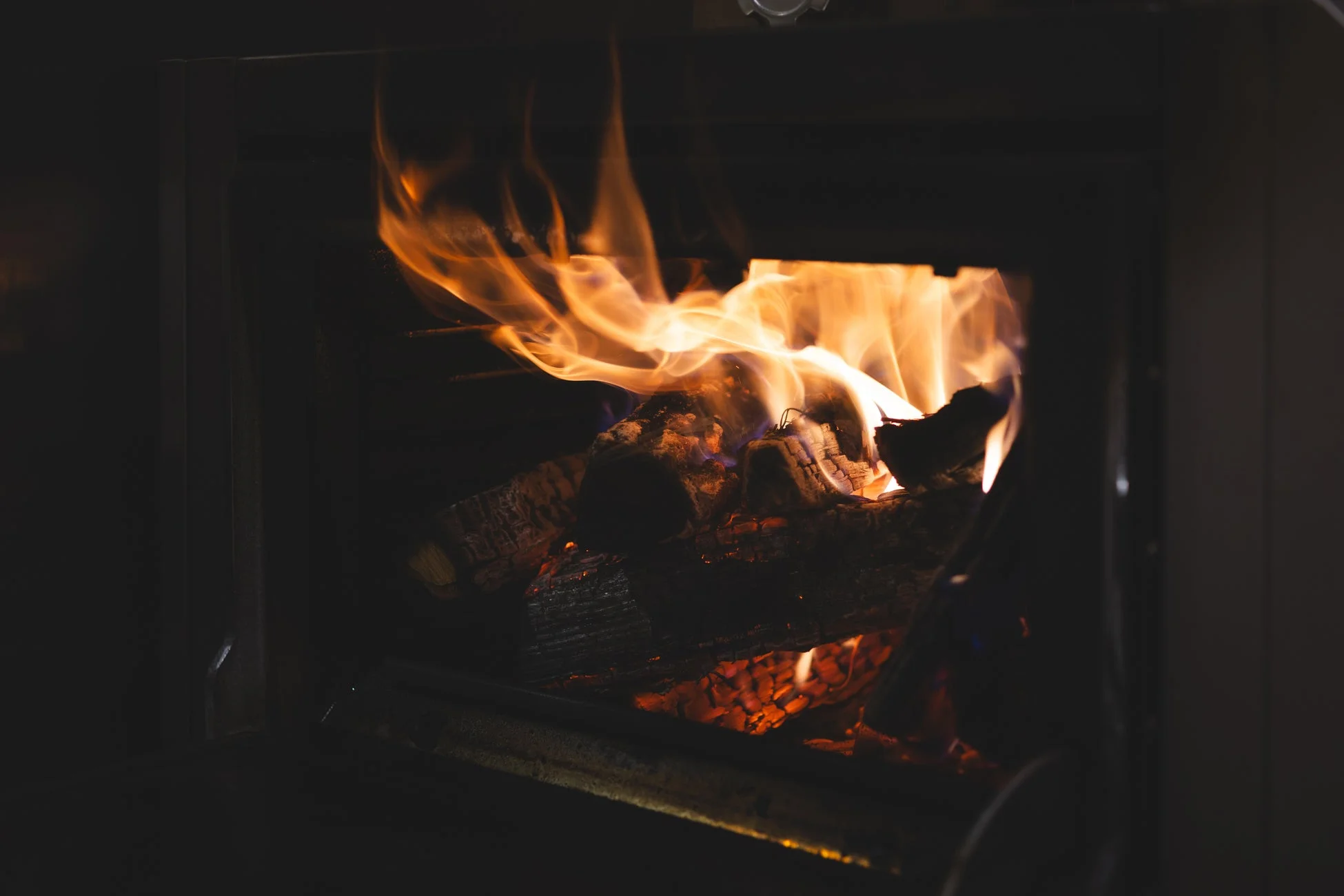 暗闇の中で燃え盛る薪の炎