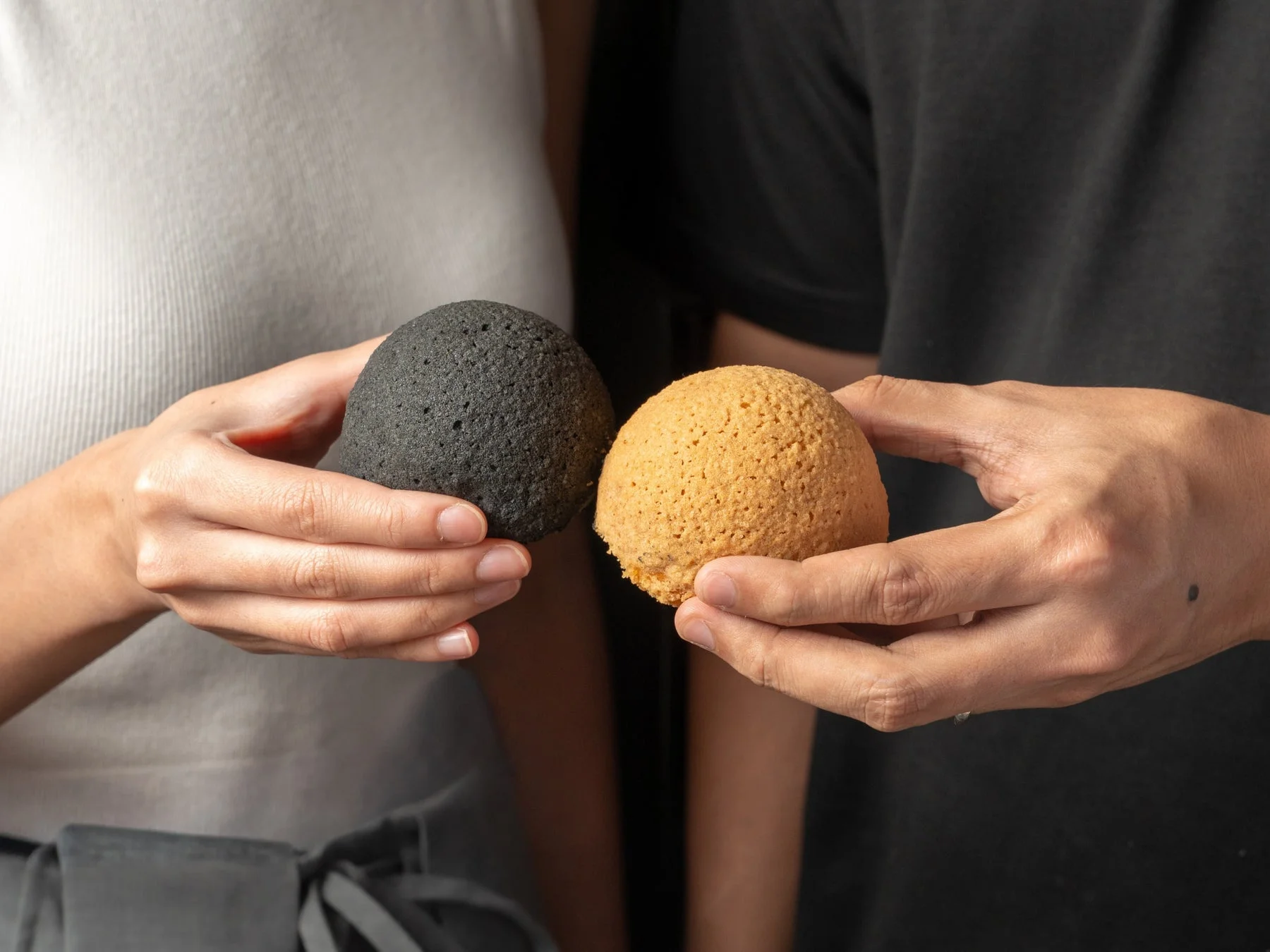 双子がバオを持つ様子