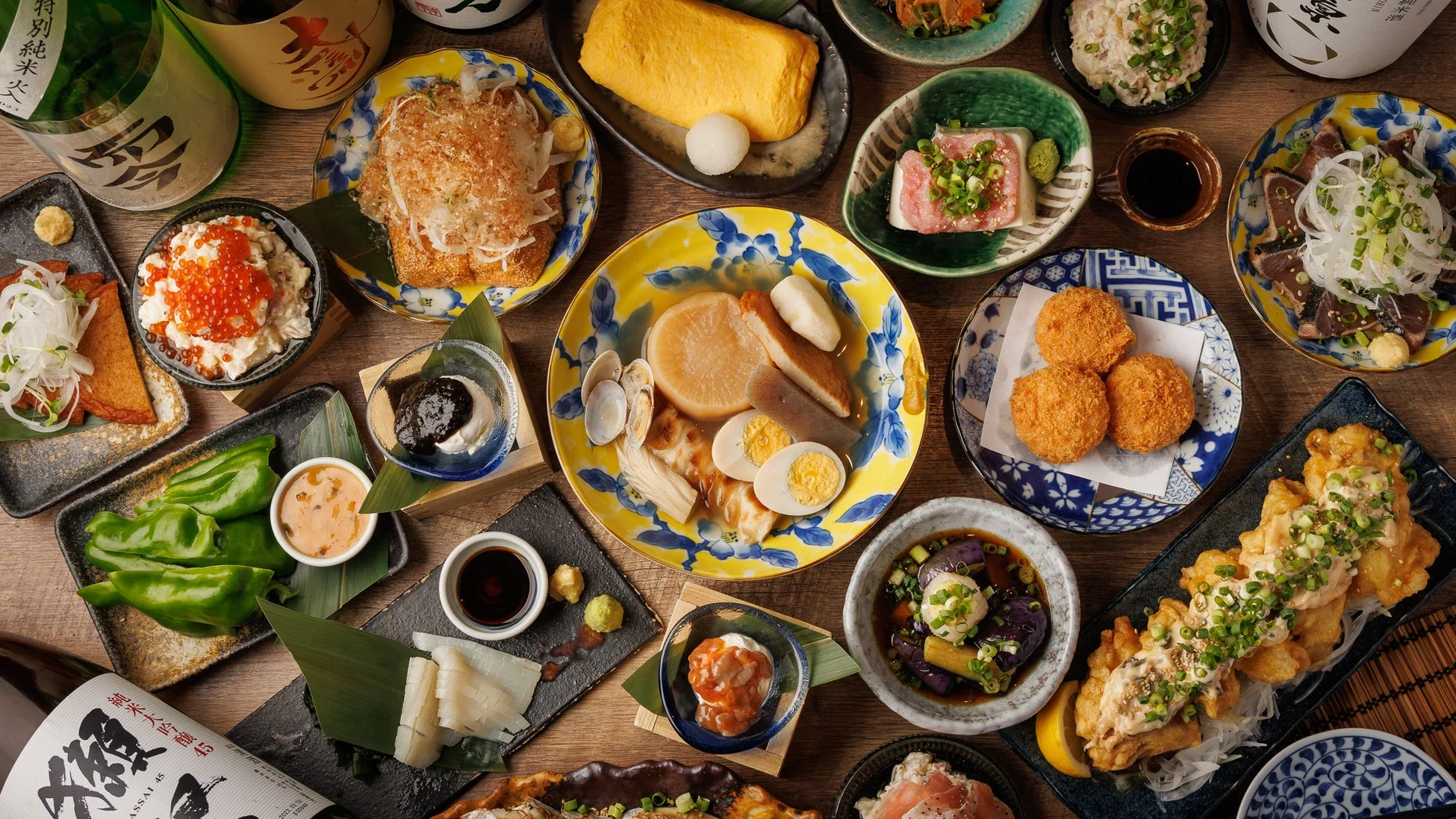 和食と日本酒が並ぶ食卓