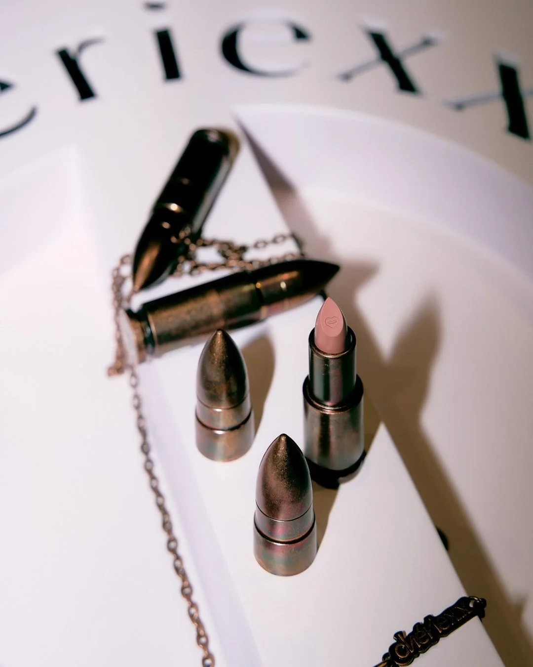 弾丸をモチーフにしたユニークなデザインのリップスティック