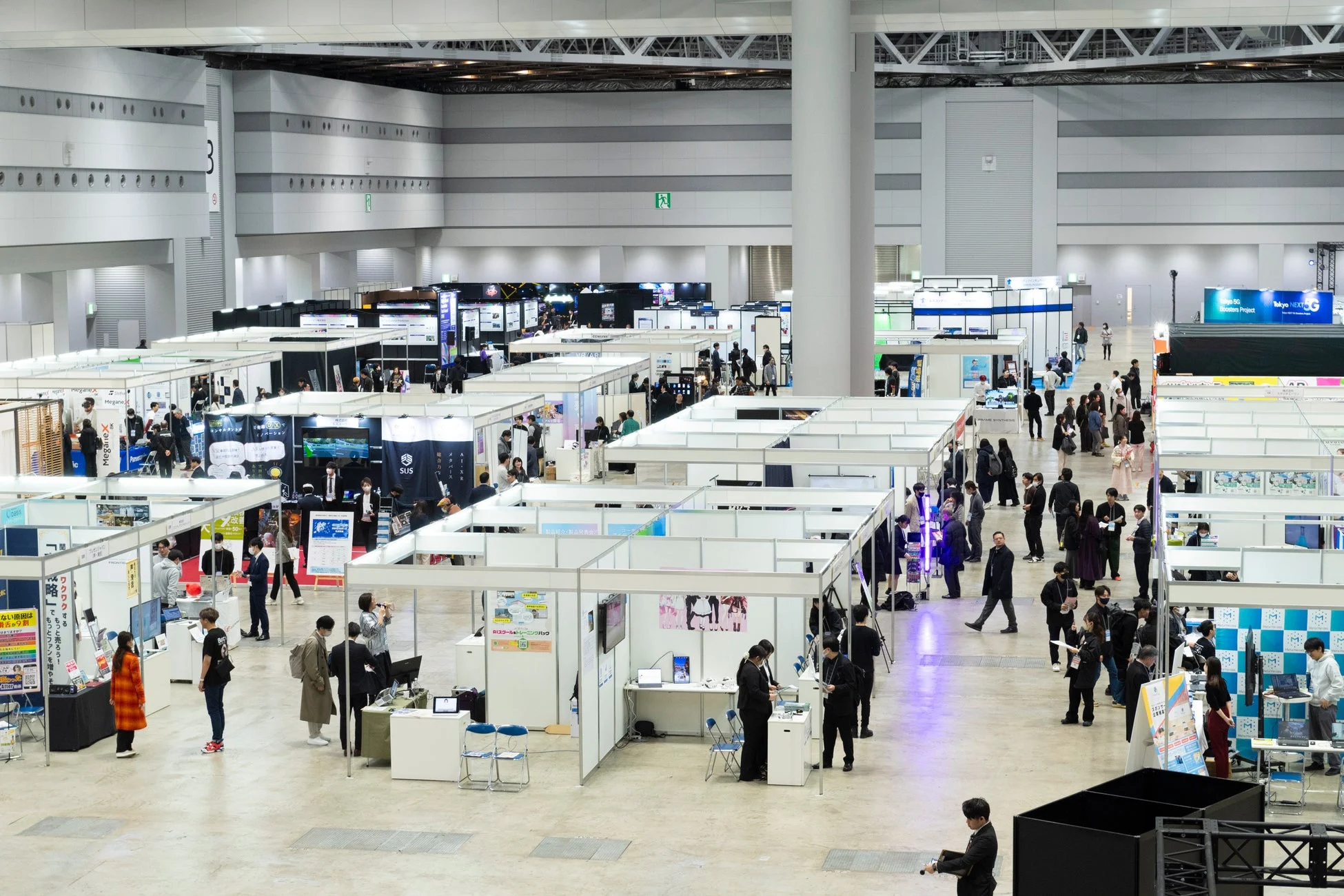 多数のブースと来場者で賑わう見本市の様子