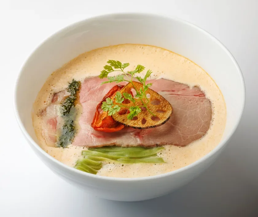 ラーメン、創作料理、洋風ラーメン、ローストビーフ、蓮根、トマト、パセリ、クリームスープ、グルメ、料理、フード、食事、ランチ、ディナー