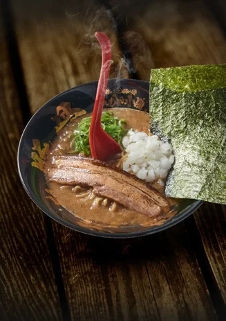 湯気が立つ濃厚なラーメン