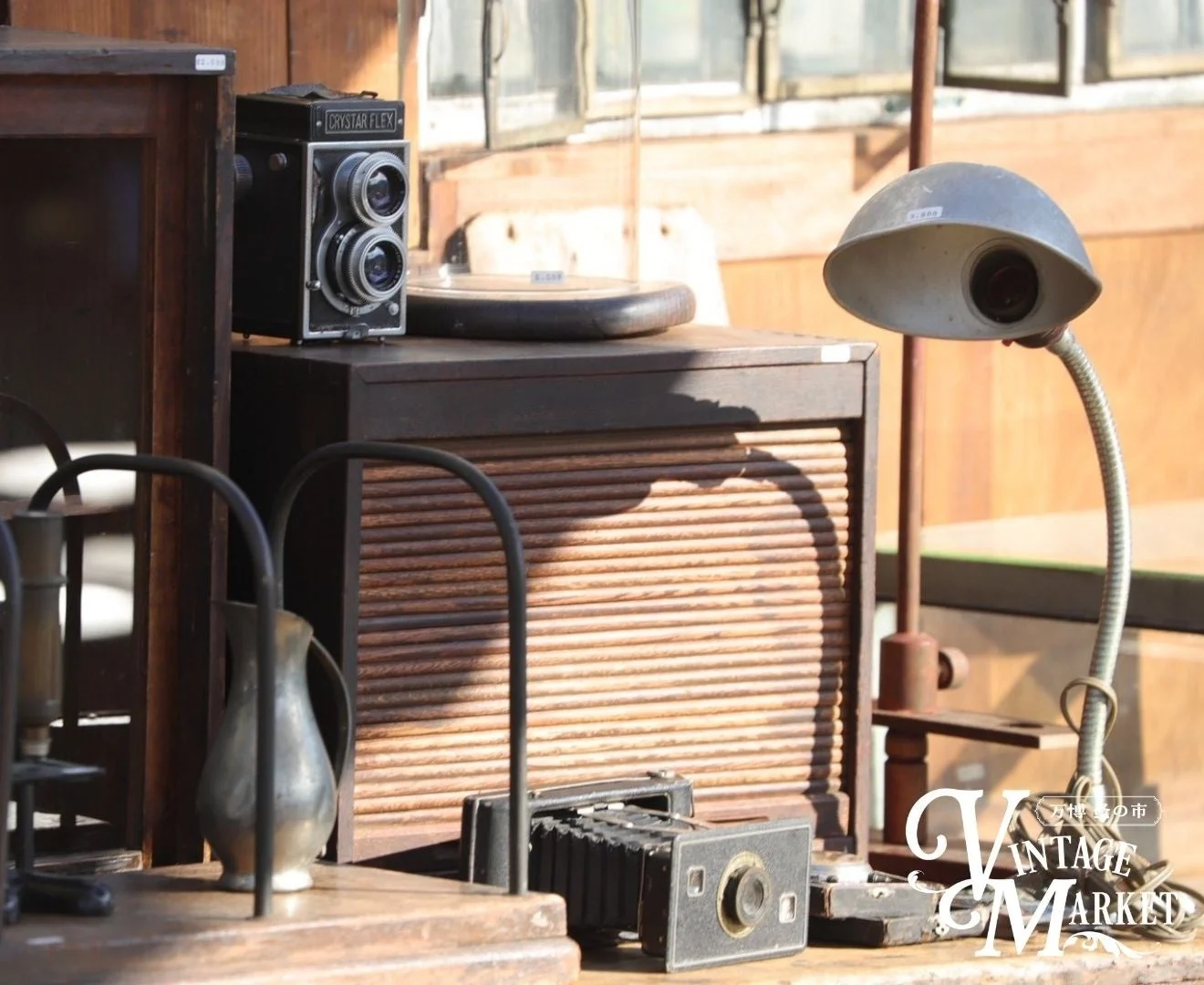 ヴィンテージカメラや古いランプなどが並ぶディスプレイ
