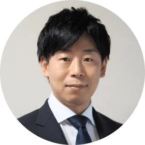 スーツとネクタイを着用したアジア人男性の顔写真です