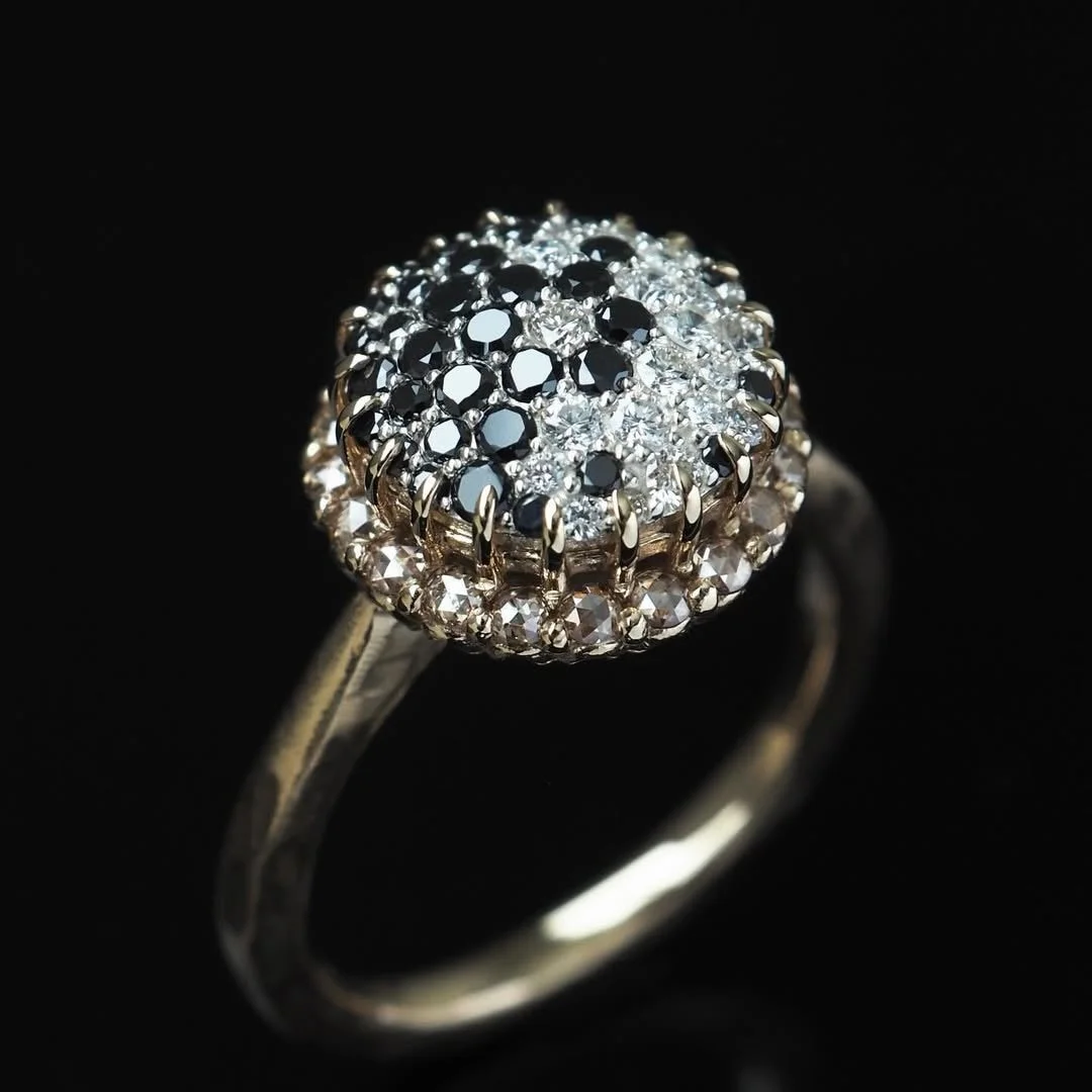 ブラックダイヤモンドとホワイトダイヤモンドが敷き詰められた金色のリング