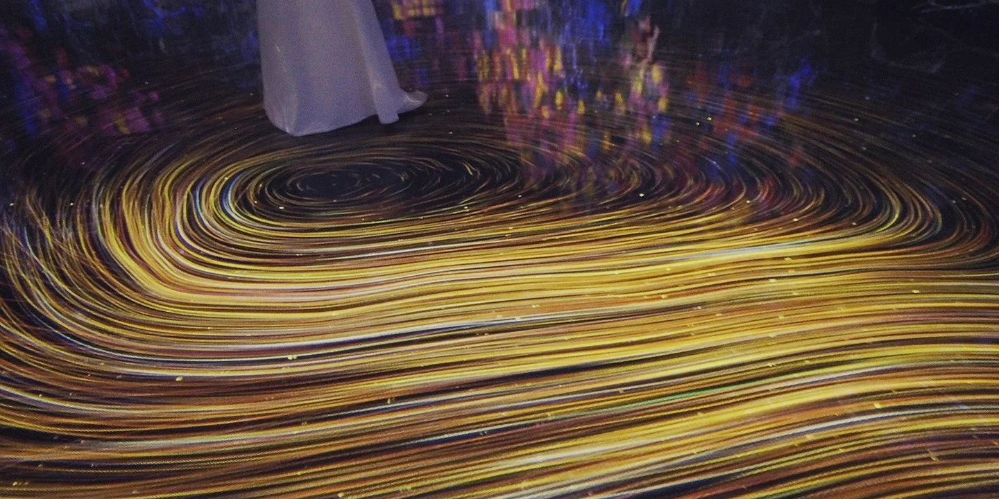 床に渦巻く金色の光のパターン