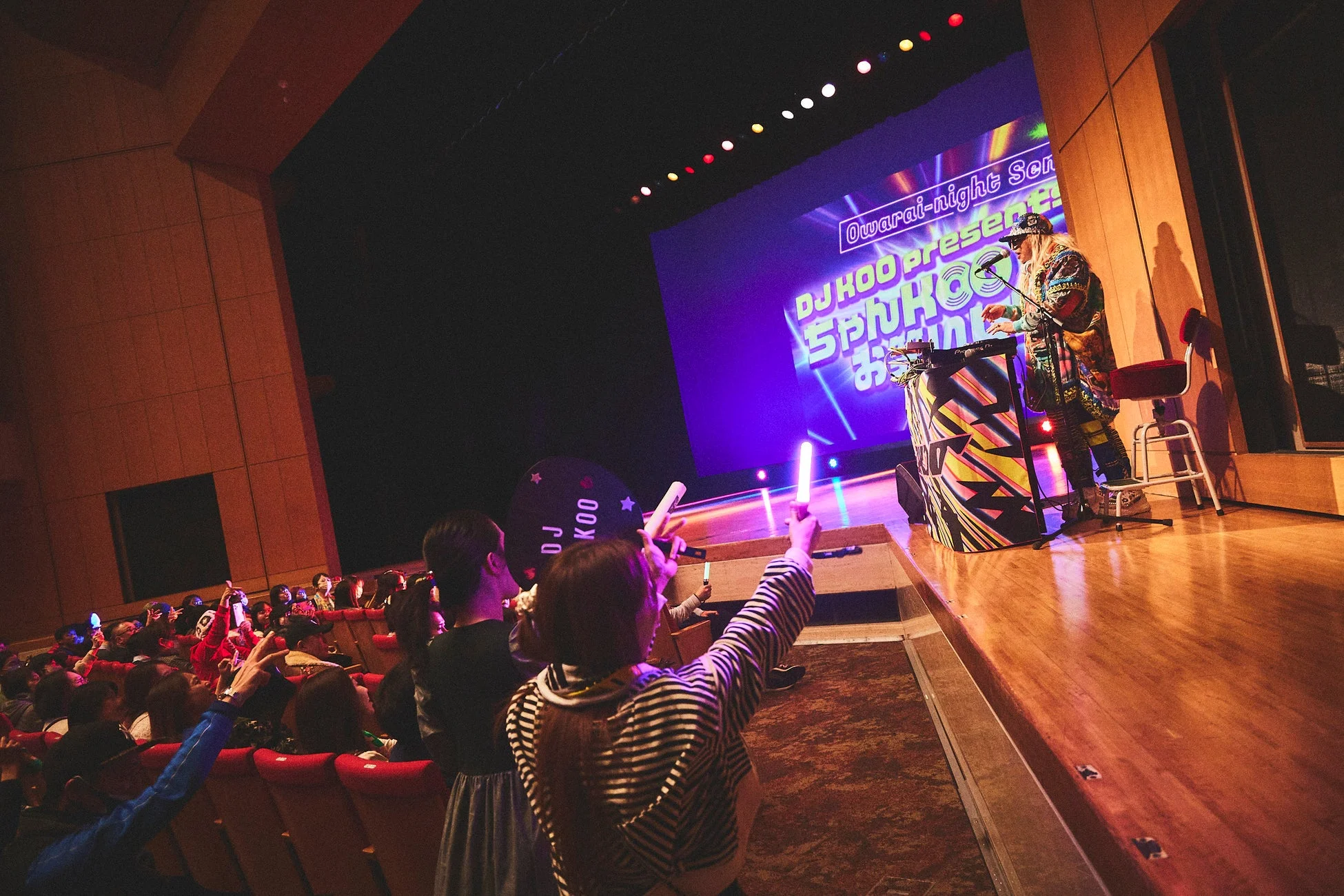 DJ KOOがステージでパフォーマンスしている様子