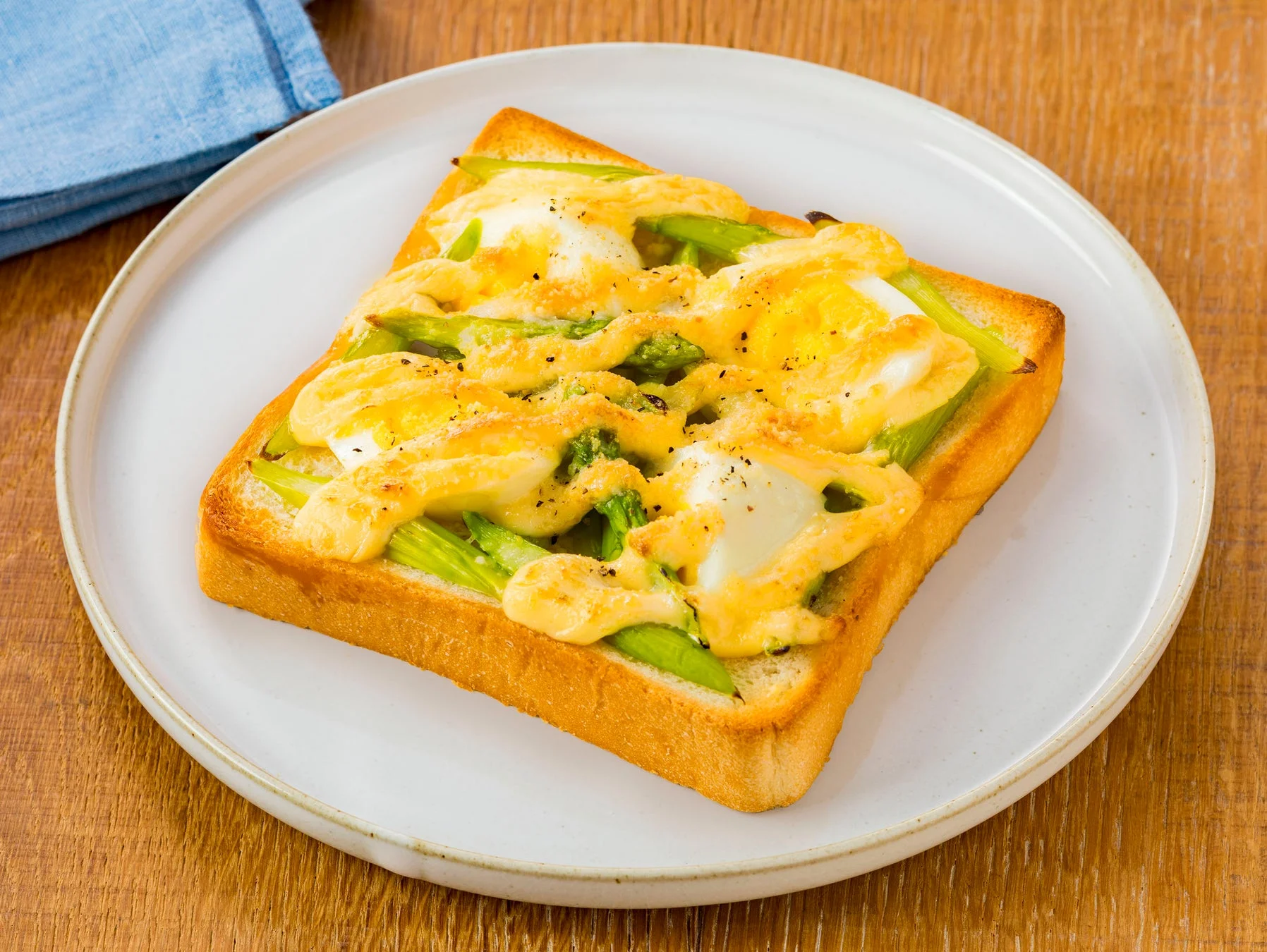 アスパラガスと卵のトースト