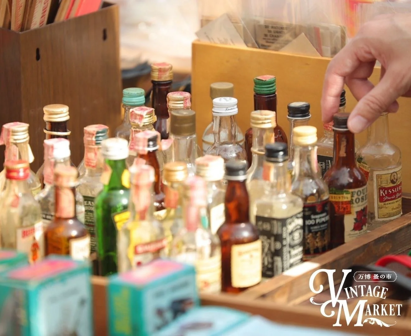 様々なミニチュアボトルが並べられたディスプレイ