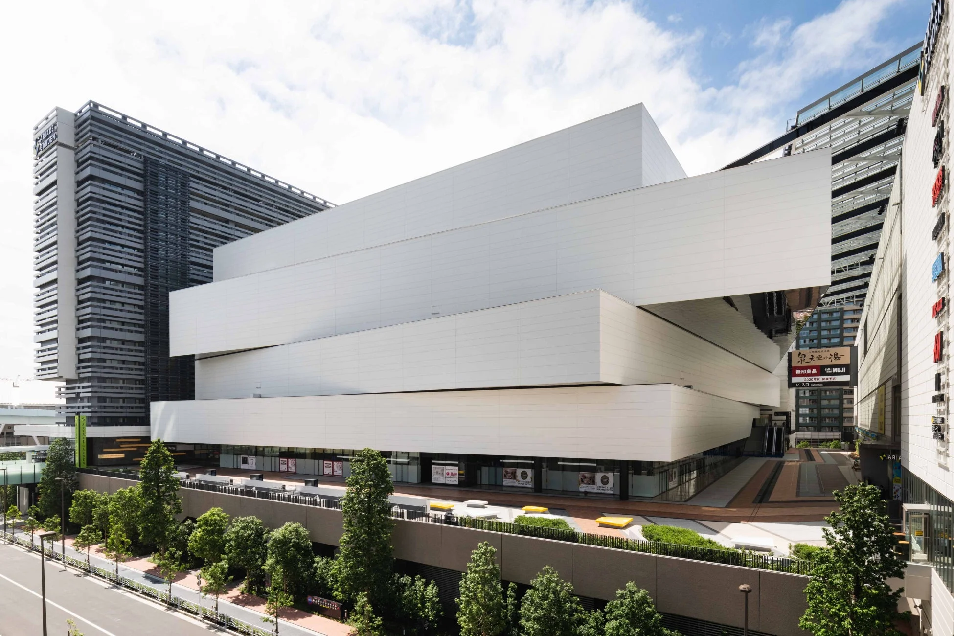 有明ガーデンのモダンな建物外観