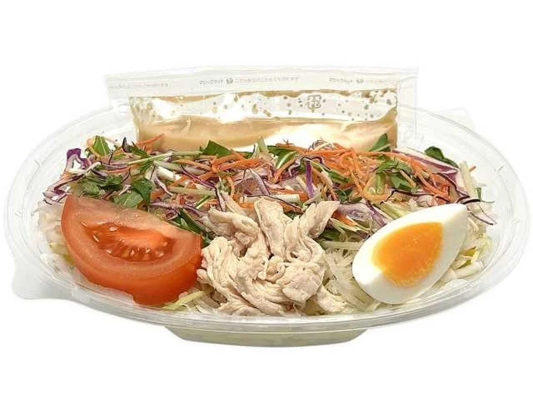 口の広い容器のサラダ