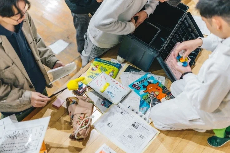 思い出の品々を囲む参加者たち