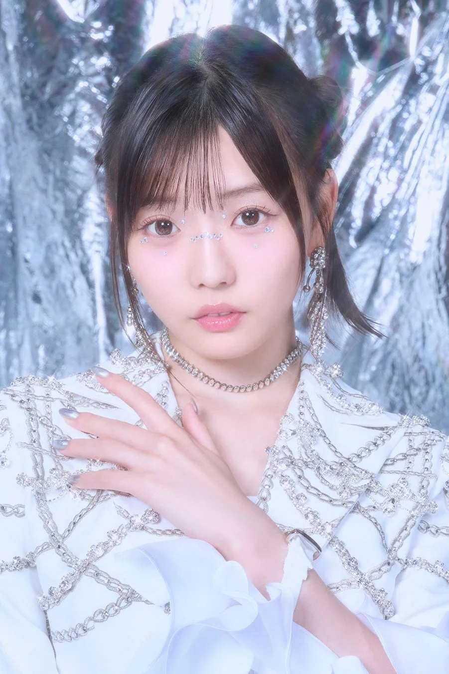 キラキラとした白い衣装とアクセサリーを身につけた若い女性