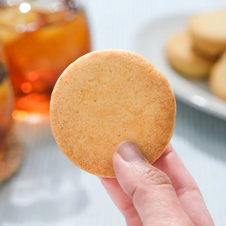 クッキーを指でつまむ