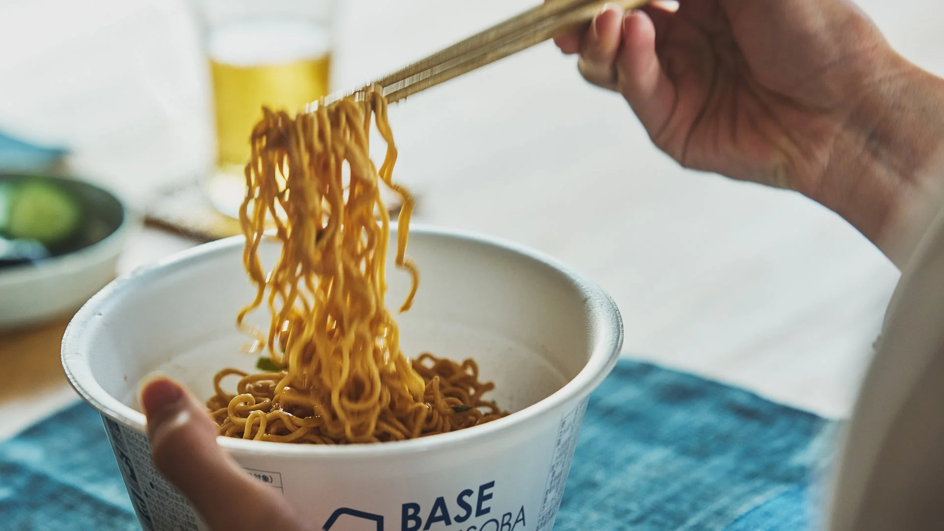 カップ焼きそば、インスタント麺、食事、麺類、箸、食べる、ベースフード、手元、ヌードル、夕食、ランチ