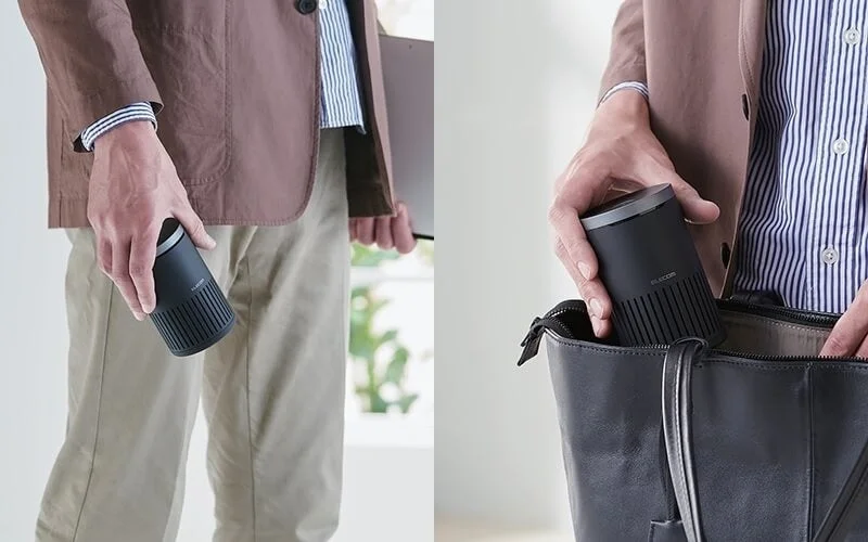 男性がポータブルデバイスをビジネスバッグに収納する様子