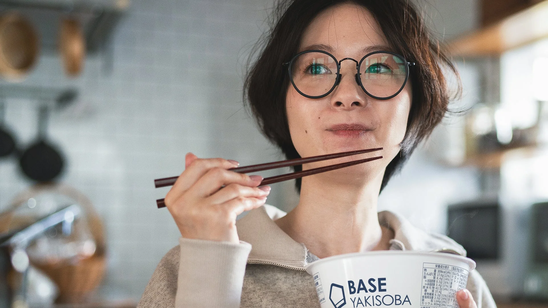 女性、食事、箸、カップ麺、焼きそば、メガネ、キッチン、室内、ベースフード、健康食品