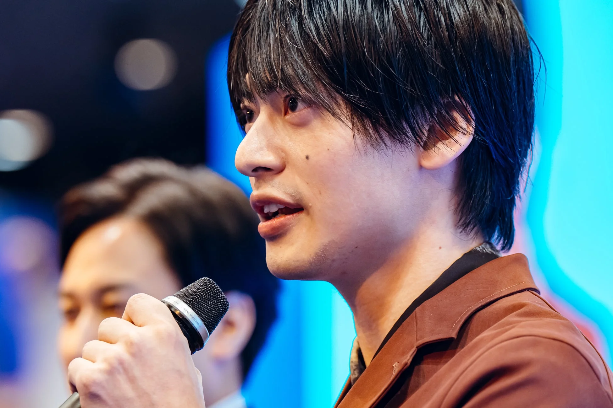 マイクを握る平田雄也さん