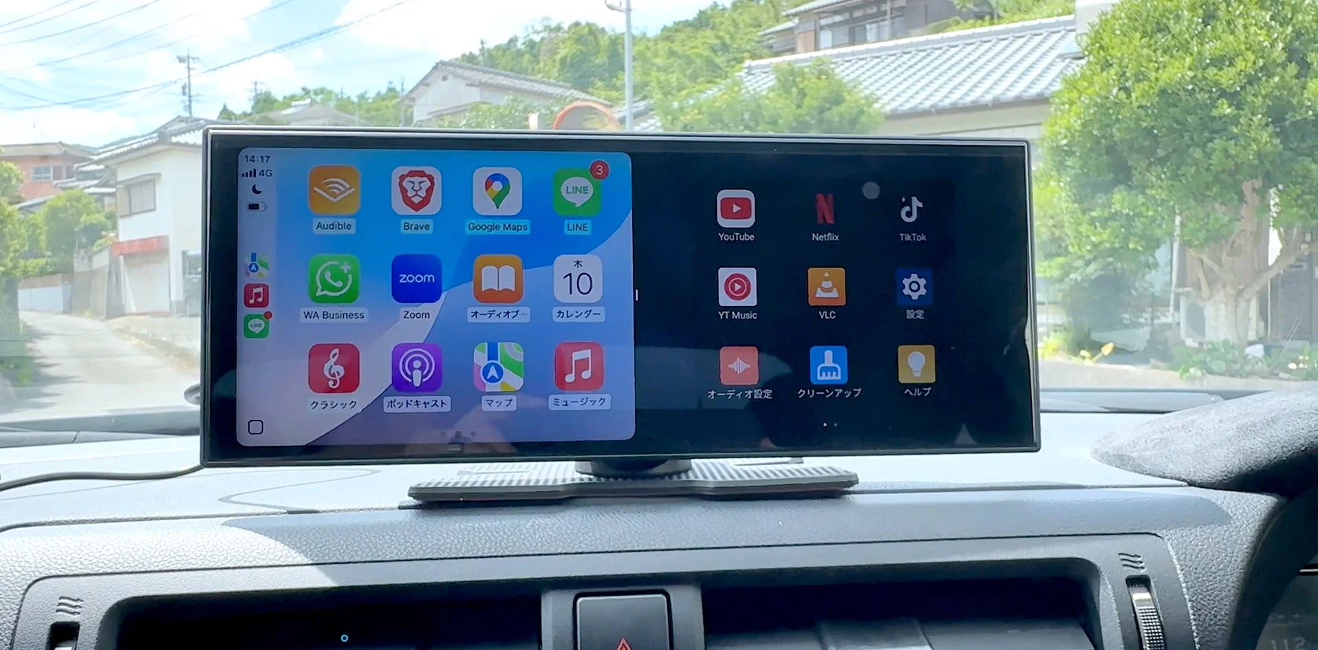 11インチ分割表示で「ナビ×動画」を同時に