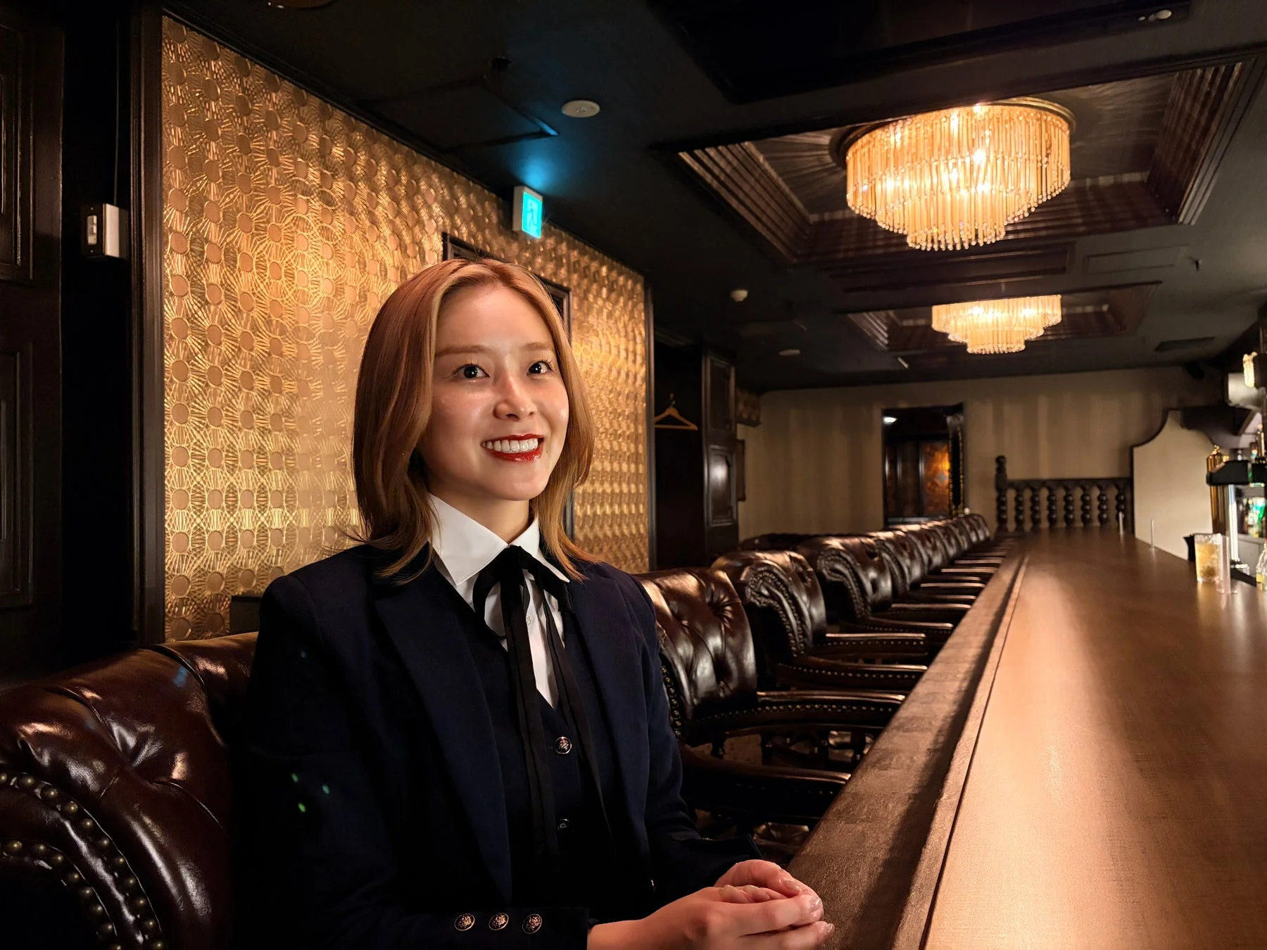 女性がカウンターに座る