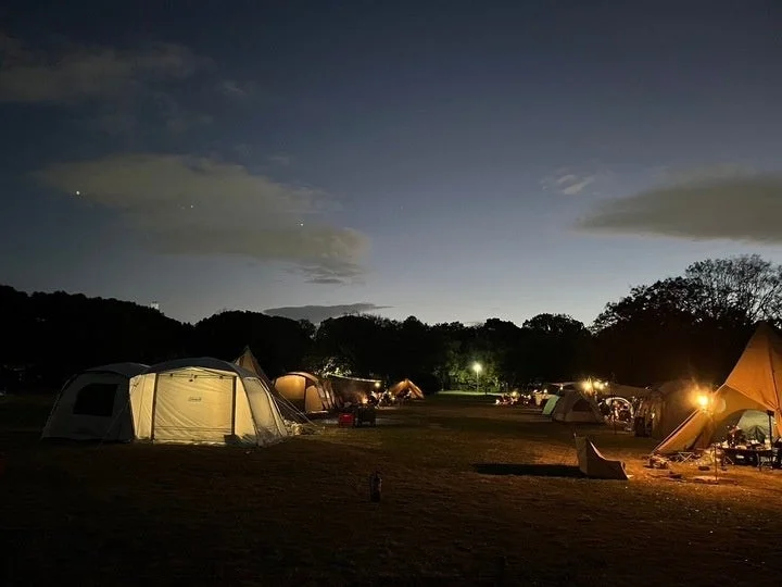夜のキャンプの雰囲気