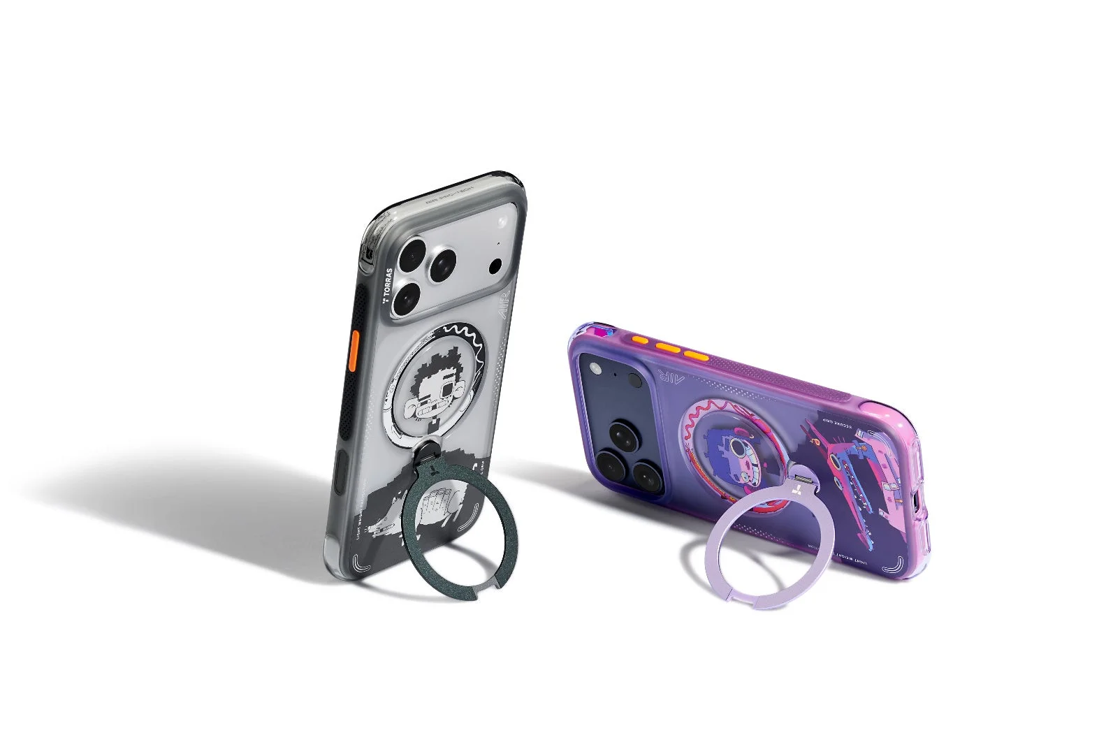 キャラクターと宇宙船のデザインが施された透明なスマートフォンケース