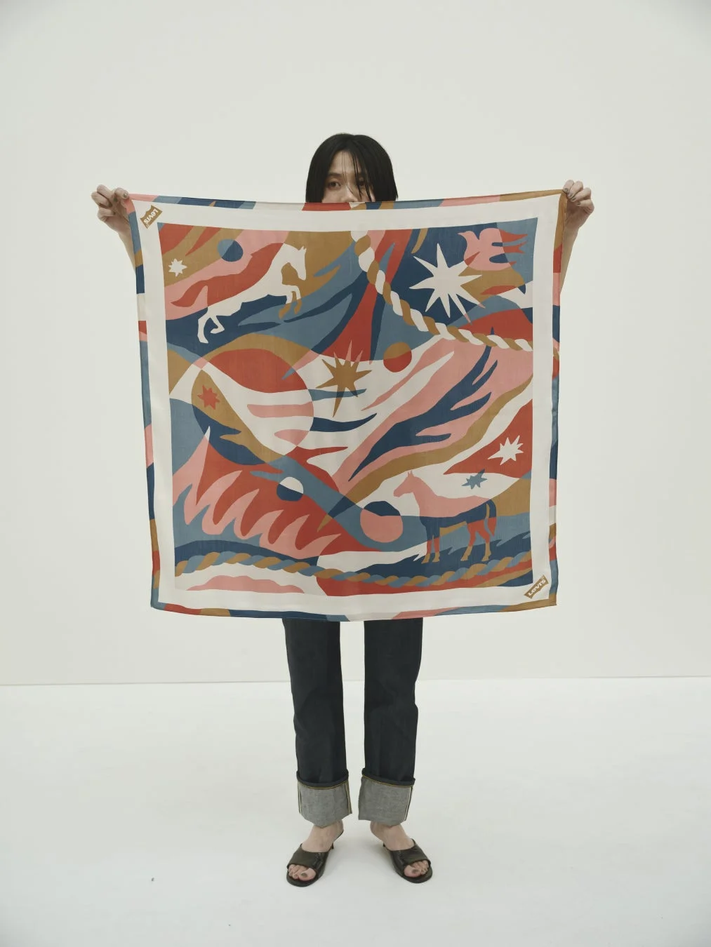 アーティスト渡辺明日香デザインのオリジナルスカーフ